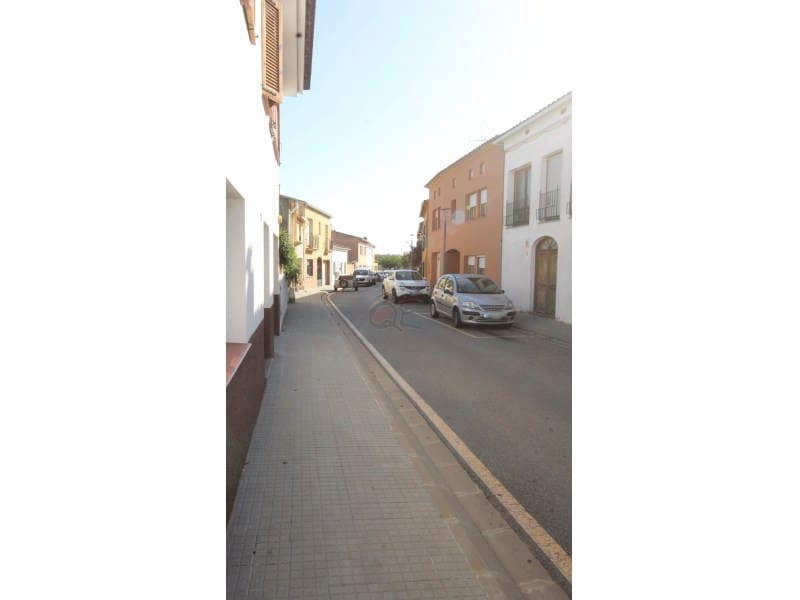 4 bedroom Villa for sale in Mont-ras with garage - € 325,000 (Ref: 8591241)