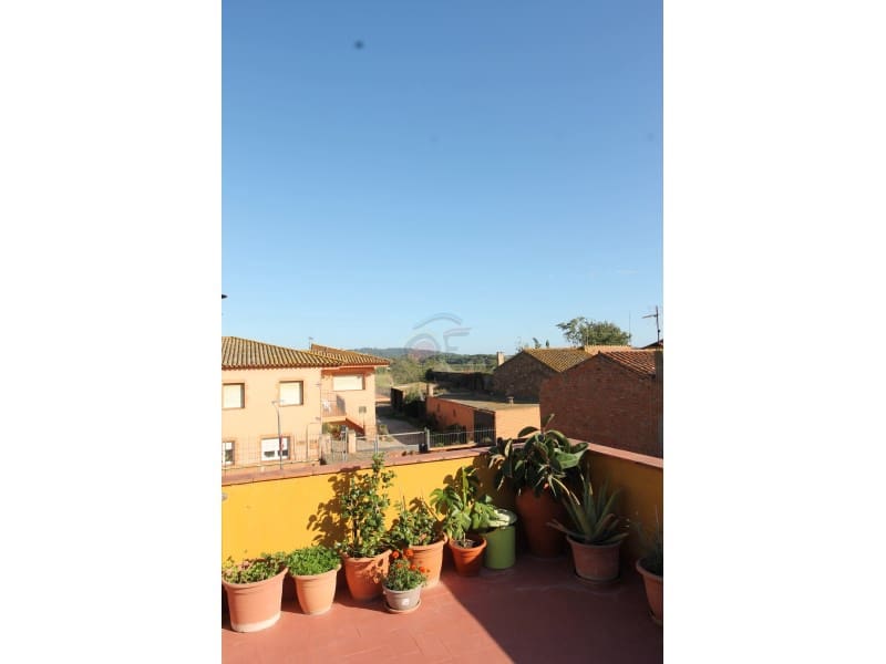 4 bedroom Villa for sale in Mont-ras with garage - € 325,000 (Ref: 8591241)