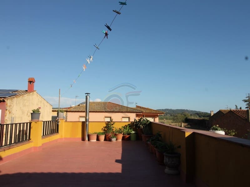 4 bedroom Villa for sale in Mont-ras with garage - € 325,000 (Ref: 8591241)
