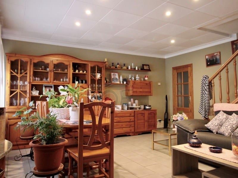 4 bedroom Villa for sale in Mont-ras with garage - € 325,000 (Ref: 8591241)