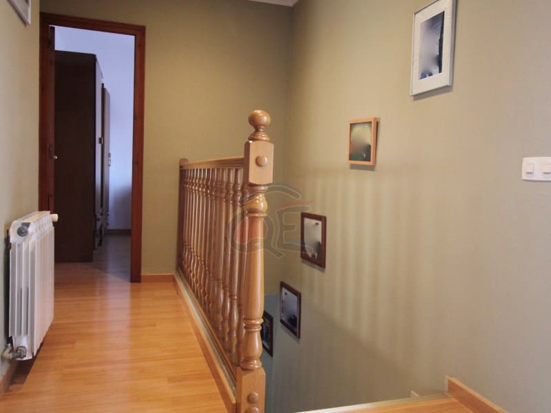 4 bedroom Villa for sale in Mont-ras with garage - € 325,000 (Ref: 8591241)