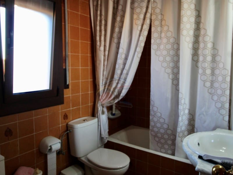 4 bedroom Villa for sale in Mont-ras with garage - € 325,000 (Ref: 8591241)