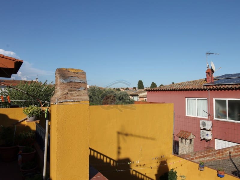 4 bedroom Villa for sale in Mont-ras with garage - € 325,000 (Ref: 8591241)