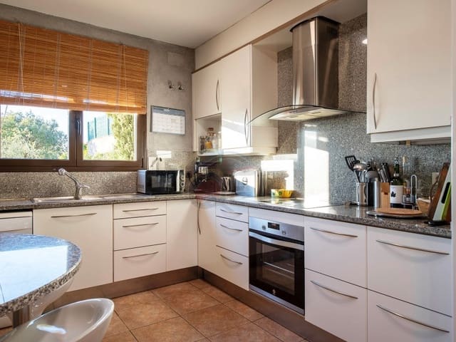 4 Zimmer Villa zu verkaufen in Santa Cristina d'Aro mit Pool - 599.000 € (Ref: 8855147)