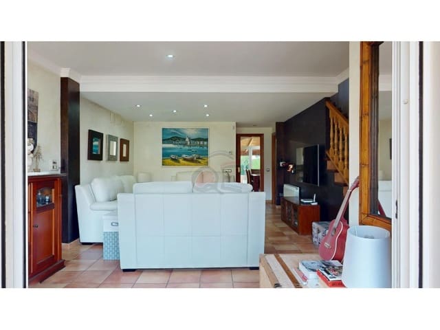 3 bedroom Semi-detached Villa for sale in Castell d'Aro, Castell-Platja d'Aro with garage - € 425,000 (Ref: 8879982)