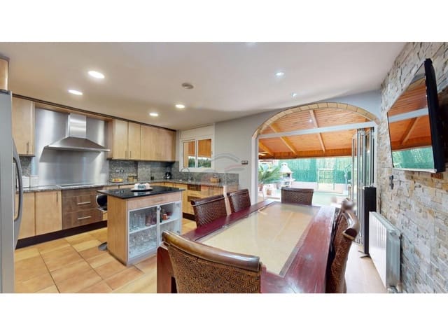 3 bedroom Semi-detached Villa for sale in Castell d'Aro, Castell-Platja d'Aro with garage - € 425,000 (Ref: 8879982)