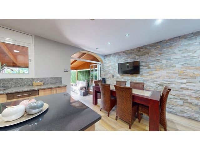 3 bedroom Semi-detached Villa for sale in Castell d'Aro, Castell-Platja d'Aro with garage - € 425,000 (Ref: 8879982)