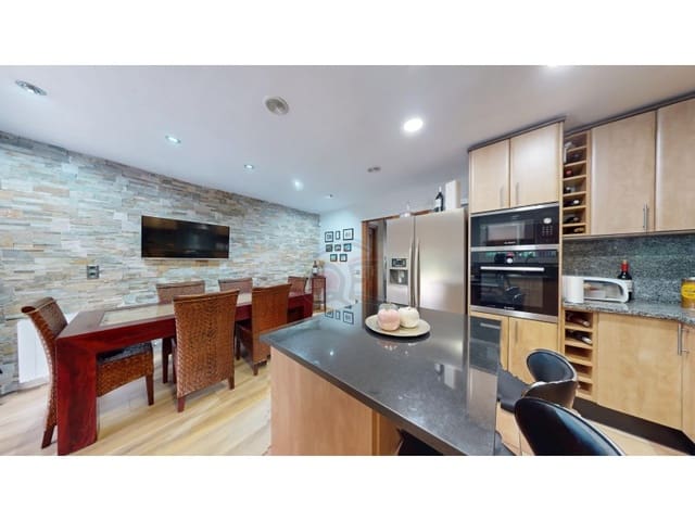 3 bedroom Semi-detached Villa for sale in Castell d'Aro, Castell-Platja d'Aro with garage - € 425,000 (Ref: 8879982)