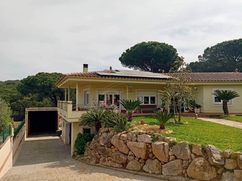 6 bedroom Villa for sale in Santa Cristina d'Aro with pool garage - € 695,000 (Ref: 8937762)