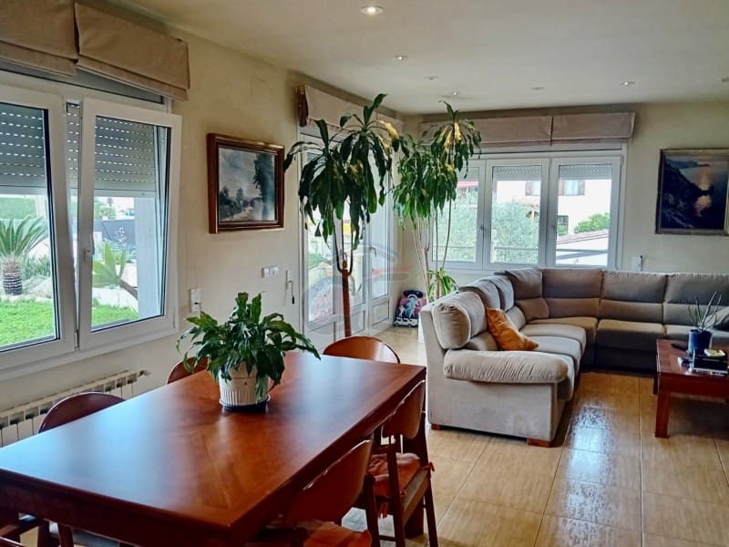 6 bedroom Villa for sale in Santa Cristina d'Aro with pool garage - € 695,000 (Ref: 8937762)