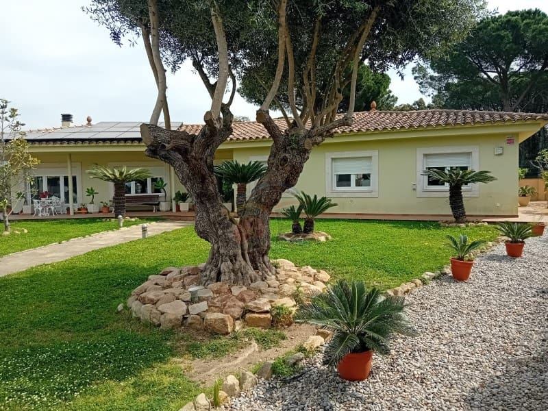 6 bedroom Villa for sale in Santa Cristina d'Aro with pool garage - € 695,000 (Ref: 8937762)