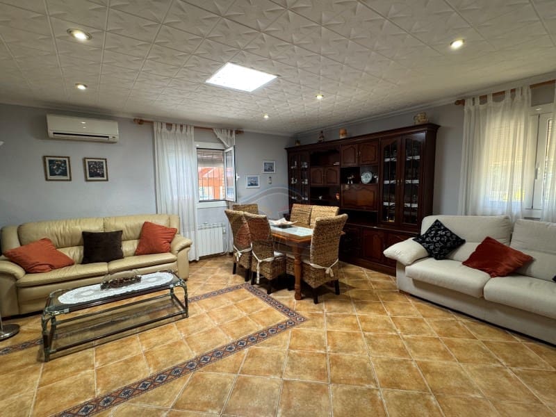 5 bedroom Villa for sale in La Goba with pool garage - € 490,000 (Ref: 9078204)