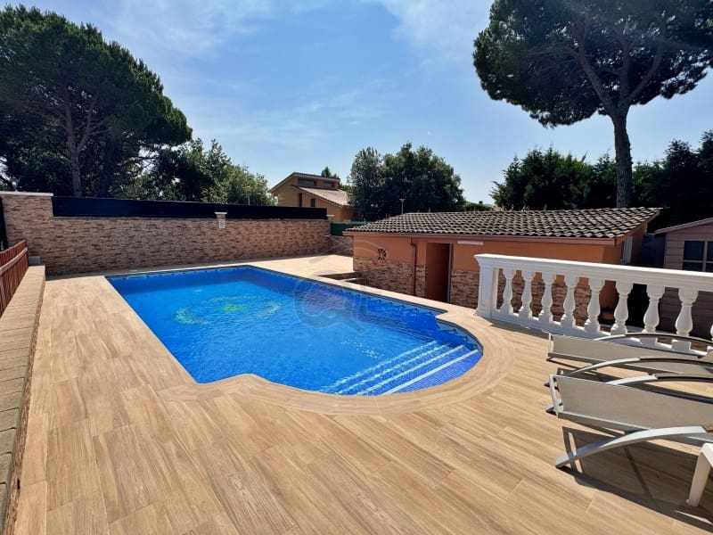 5 bedroom Villa for sale in La Goba with pool garage - € 490,000 (Ref: 9078204)