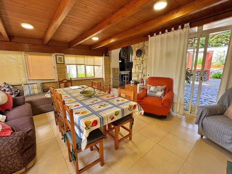 5 bedroom Villa for sale in La Goba with pool garage - € 490,000 (Ref: 9078204)