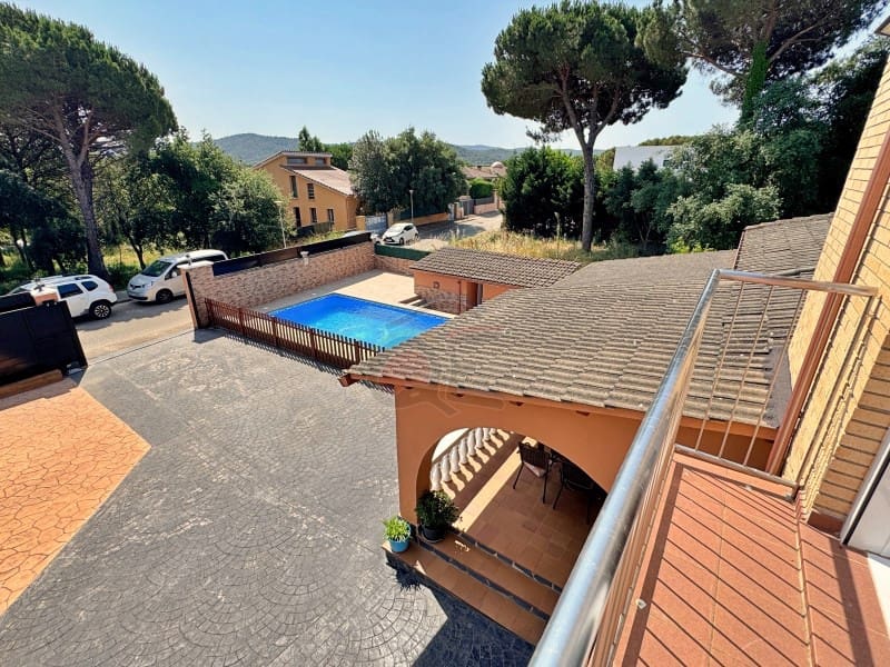 5 bedroom Villa for sale in La Goba with pool garage - € 490,000 (Ref: 9078204)