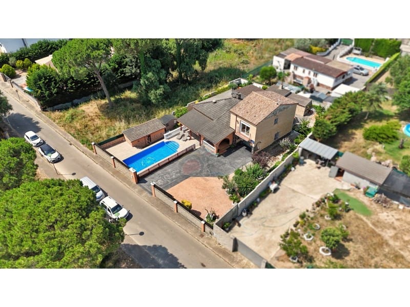 5 bedroom Villa for sale in La Goba with pool garage - € 490,000 (Ref: 9078204)