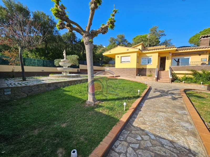 3 bedroom Villa for sale in Santa Cristina d'Aro with garage - € 377,500 (Ref: 9294332)