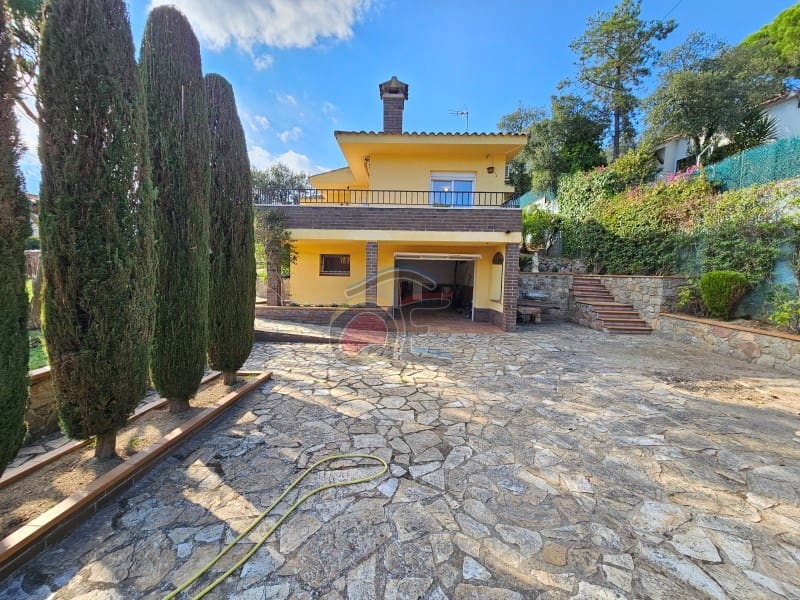 3 bedroom Villa for sale in Santa Cristina d'Aro with garage - € 377,500 (Ref: 9294332)