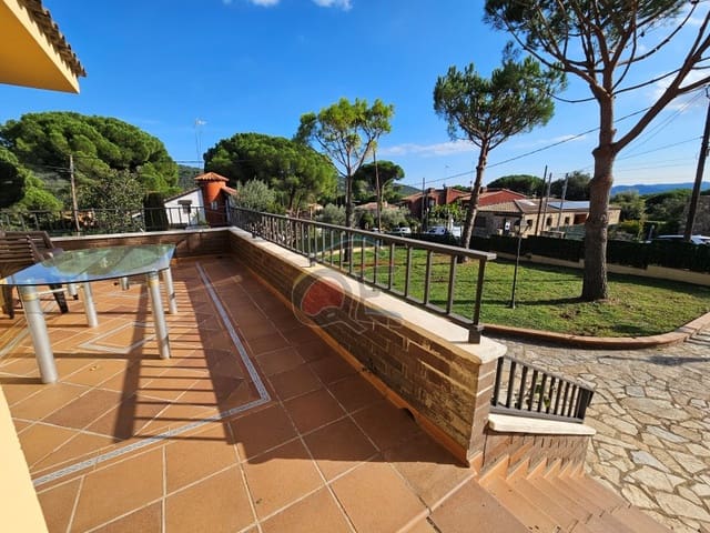 3 bedroom Villa for sale in Santa Cristina d'Aro with garage - € 377,500 (Ref: 9294332)