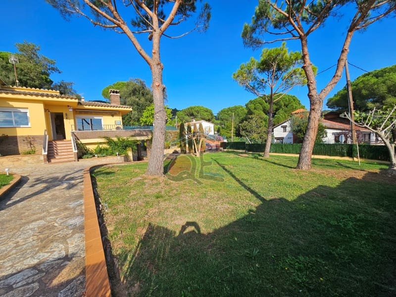 3 bedroom Villa for sale in Santa Cristina d'Aro with garage - € 377,500 (Ref: 9294332)