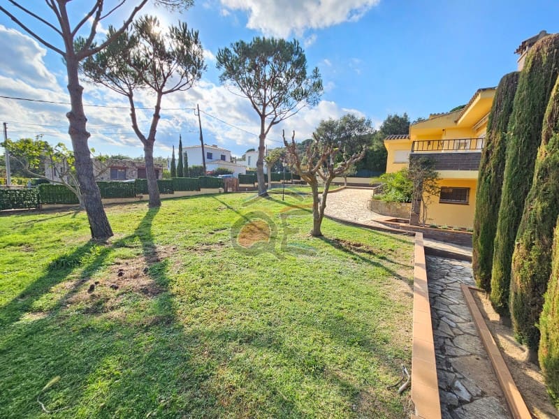 3 bedroom Villa for sale in Santa Cristina d'Aro with garage - € 377,500 (Ref: 9294332)