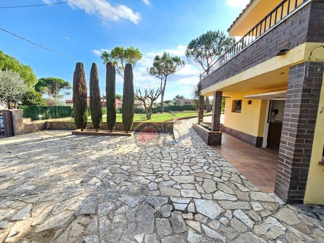 3 bedroom Villa for sale in Santa Cristina d'Aro with garage - € 377,500 (Ref: 9294332)