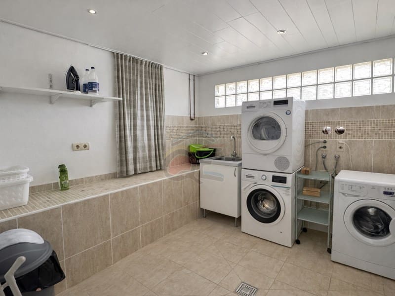 7 bedroom Villa for sale in Santa Cristina d'Aro with pool garage - € 1,375,000 (Ref: 9582905)