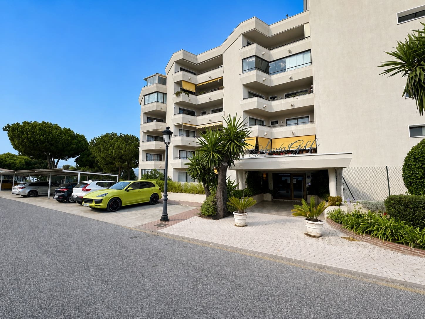 Apartment for sale in New Golden Mile with pool garage - € 225,000 (Ref: 10002582)