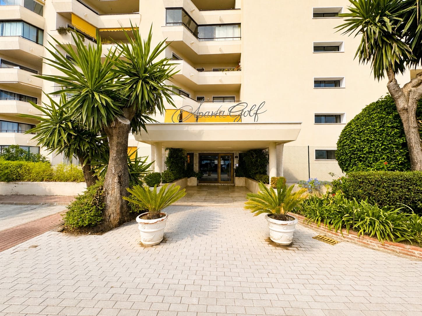 Studio for sale in New Golden Mile with pool garage - € 225,000 (Ref: 10007151)