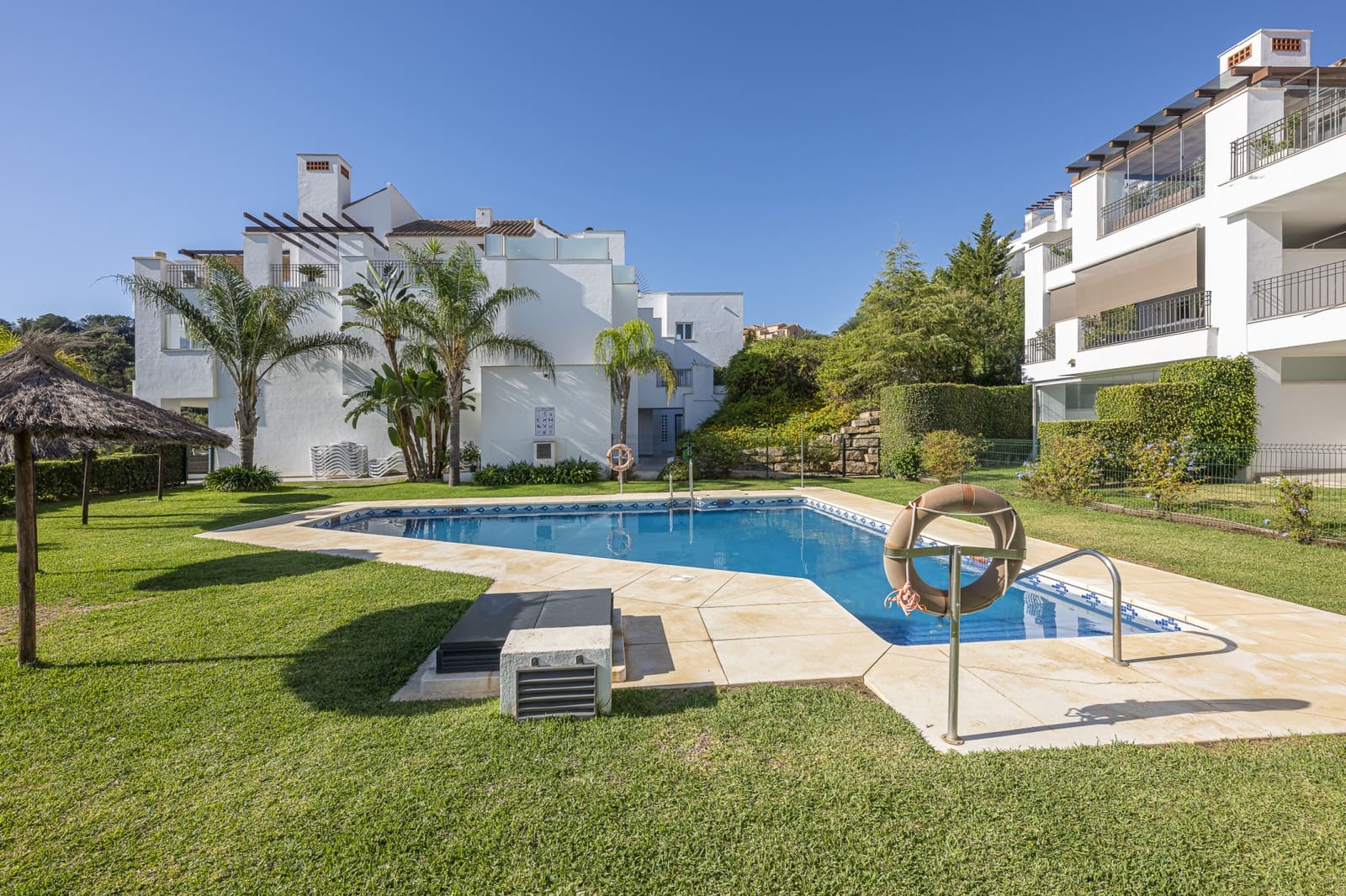 2 bedroom Apartment for sale in Marbella with pool garage - € 399,000 (Ref: 10110477)