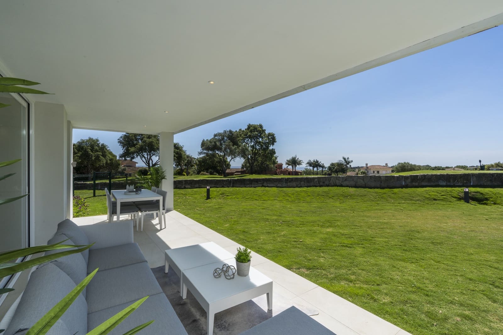 2 soverom Leilighet til salgs i Sotogrande med svømmebasseng garasje - € 415 000 (Ref: 8013716)