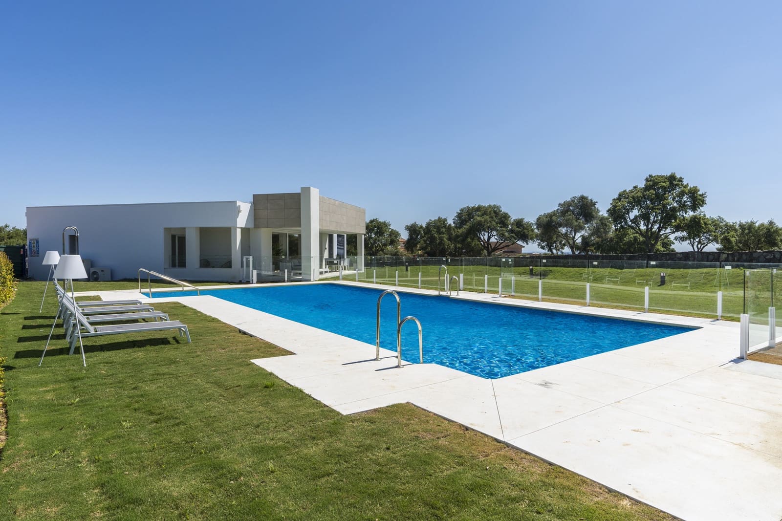 2 soverom Leilighet til salgs i Sotogrande med svømmebasseng garasje - € 415 000 (Ref: 8013716)