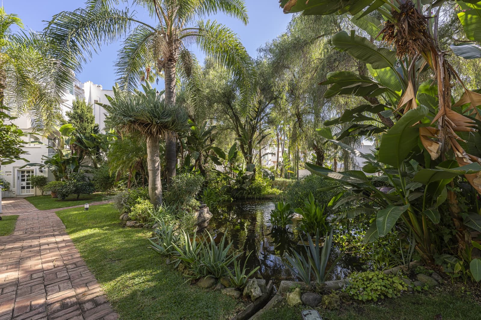 2 bedroom Penthouse for sale in Marbella with pool garage - € 299,000 (Ref: 9371572)