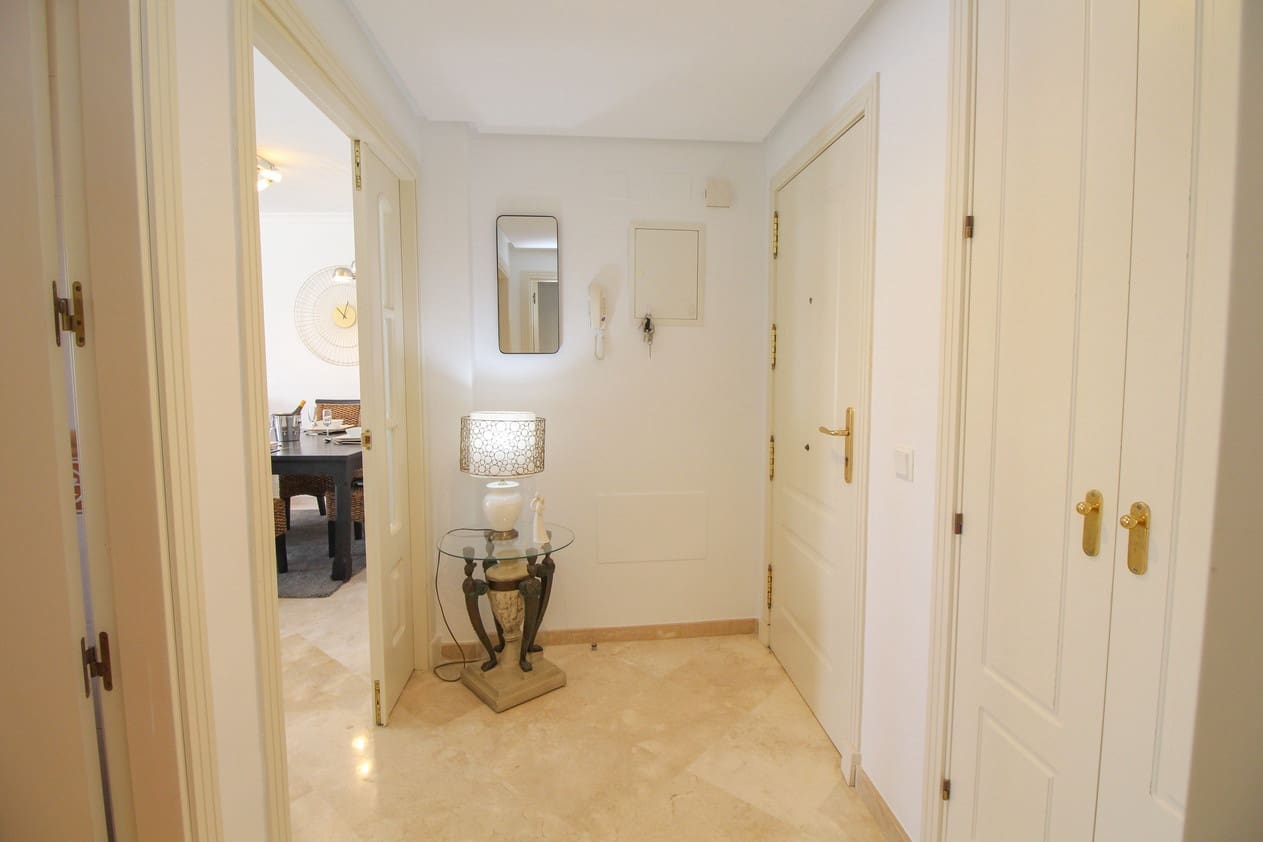 Apartamento de 2 habitaciones en Marbella en venta con piscina garaje - 345.000 € (Ref: 9877881)