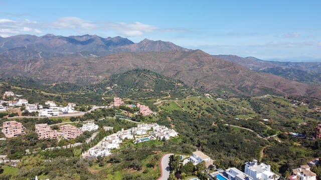 Apartamento de 2 habitaciones en Marbella en venta con piscina garaje - 345.000 € (Ref: 9877881)