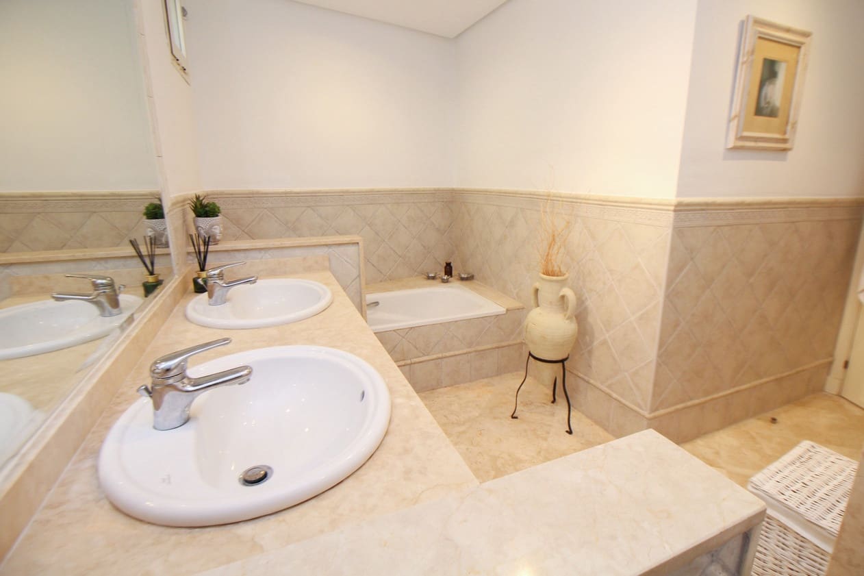 Apartamento de 2 habitaciones en Marbella en venta con piscina garaje - 345.000 € (Ref: 9877881)