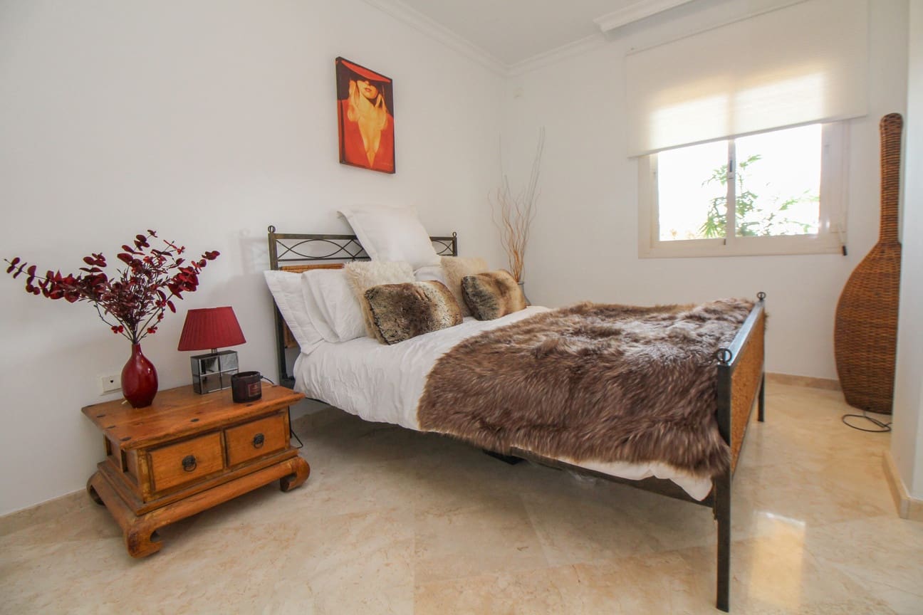 Apartamento de 2 habitaciones en Marbella en venta con piscina garaje - 345.000 € (Ref: 9877881)