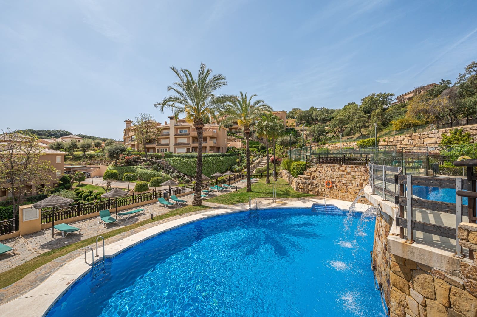 Apartamento de 2 habitaciones en Marbella en venta con piscina garaje - 345.000 € (Ref: 9877881)