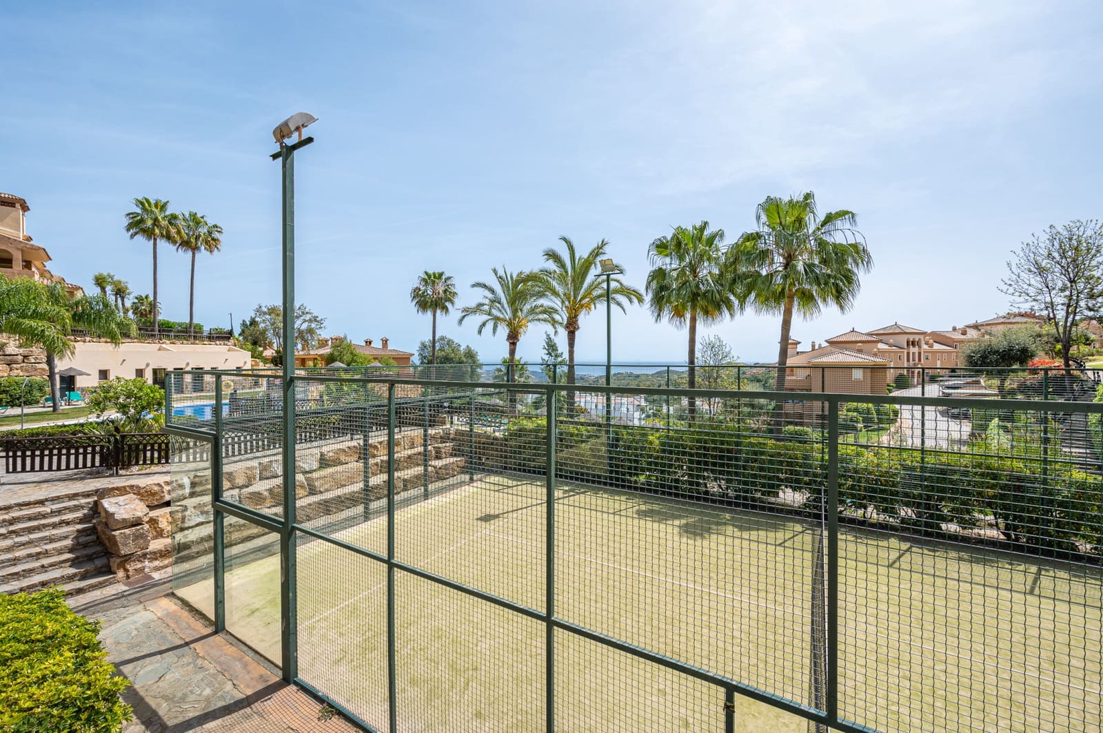 Apartamento de 2 habitaciones en Marbella en venta con piscina garaje - 345.000 € (Ref: 9877881)