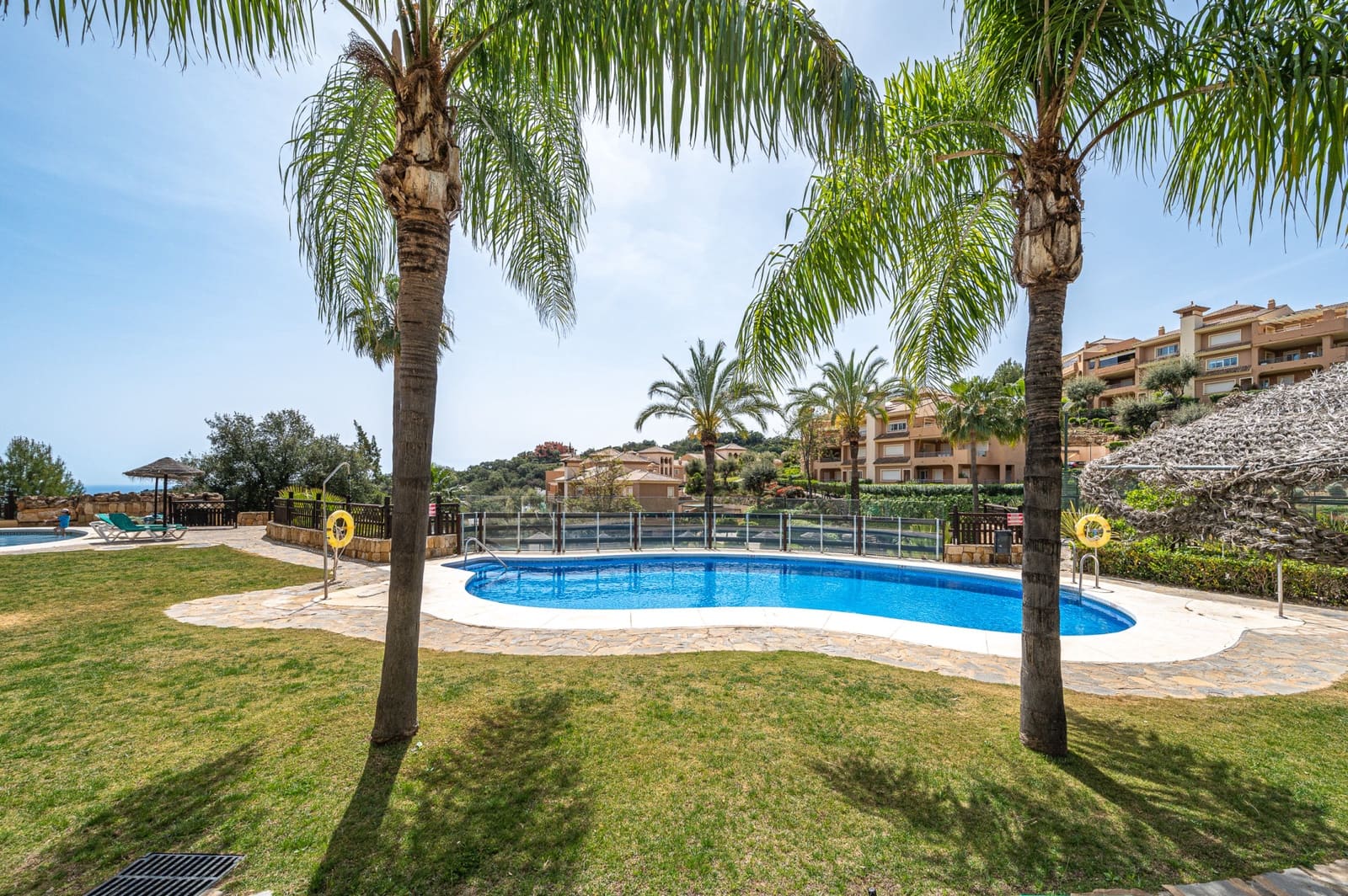 Apartamento de 2 habitaciones en Marbella en venta con piscina garaje - 345.000 € (Ref: 9877881)