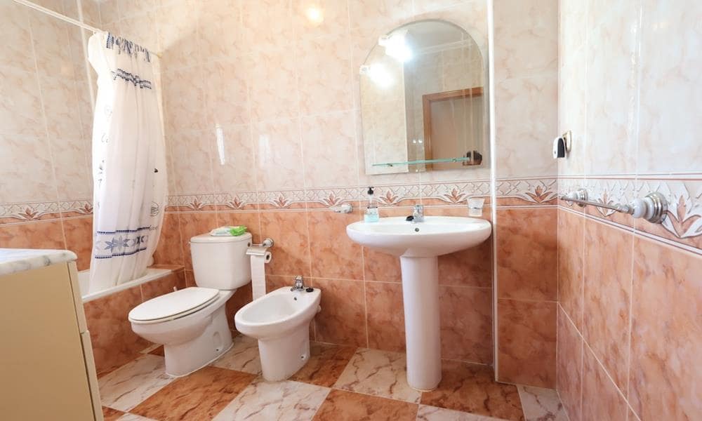 2 makuuhuone Omakotitalo myytävänä paikassa Playa Flamenca mukana uima-altaan 
autotalli - 240 000 € (Ref: 10073362)