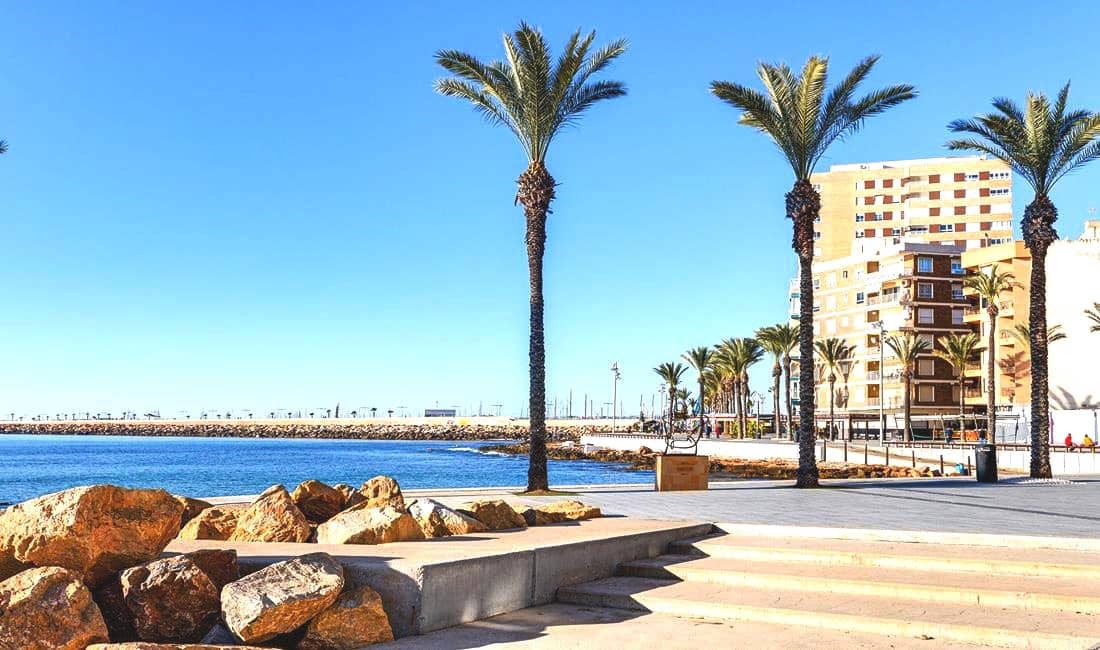 2 bedroom Apartment for sale in Torrevieja with pool - € 124,995 (Ref: 10130992)