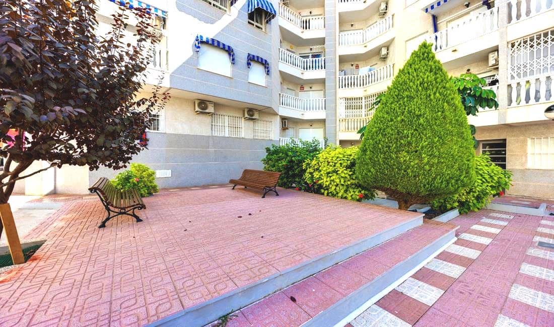 2 bedroom Apartment for sale in Torrevieja with pool - € 124,995 (Ref: 10130992)