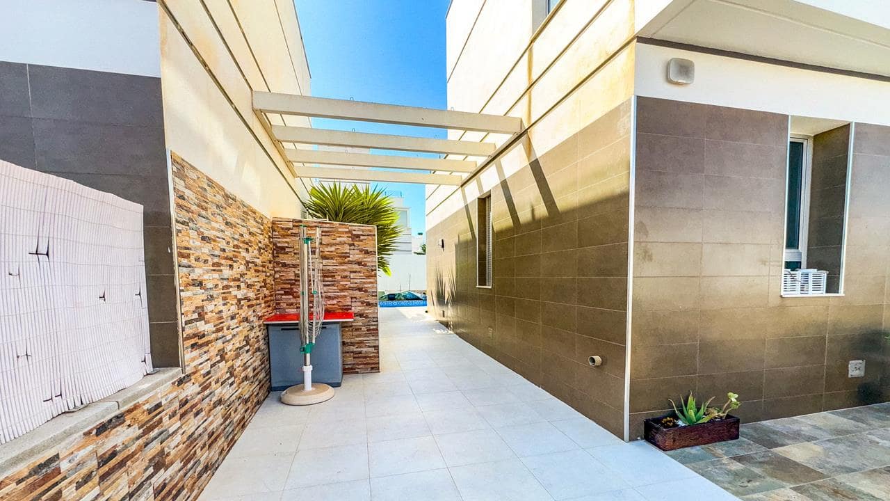 3 makuuhuone Huvila myytävänä paikassa Ciudad Quesada mukana uima-altaan 
autotalli - 334 999 € (Ref: 8480033)