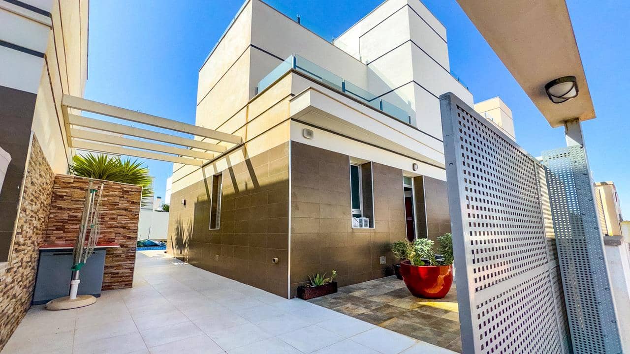 3 makuuhuone Huvila myytävänä paikassa Ciudad Quesada mukana uima-altaan 
autotalli - 334 999 € (Ref: 8480033)