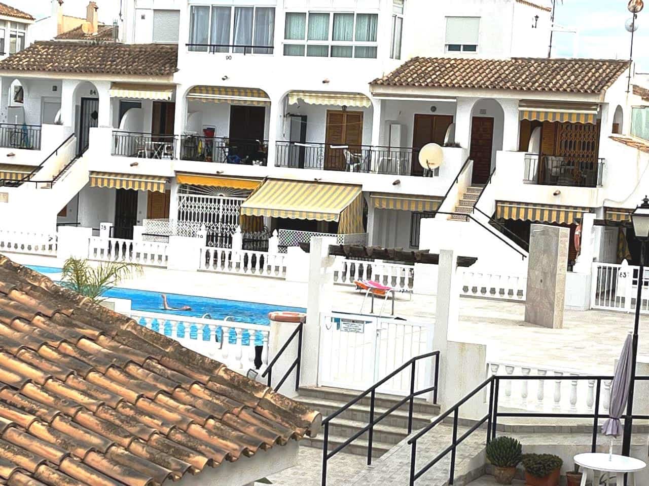 2 bedroom Apartment for sale in Torrevieja with pool - € 179,000 (Ref: 8840437)