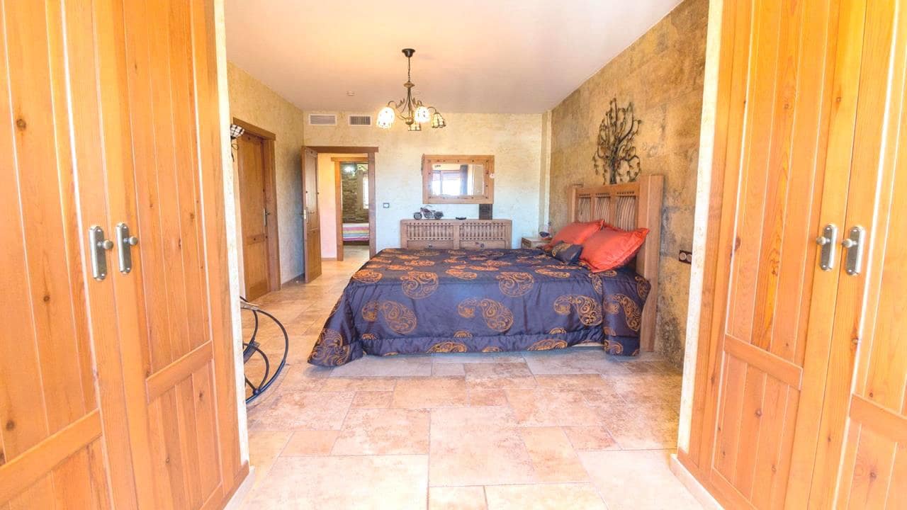 5 soveværelse Villa til salg i Redovan med swimmingpool garage - € 399.995 (Ref: 8956323)