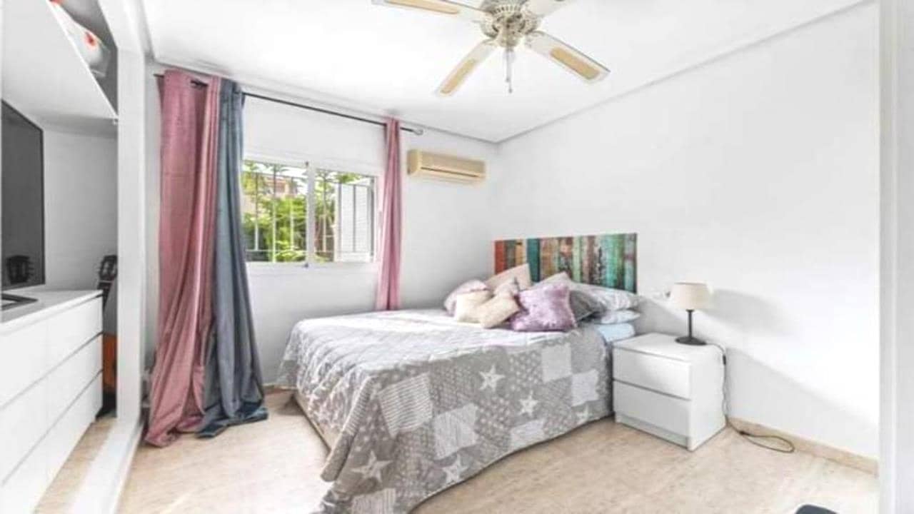 4 soveværelse Villa til salg i Punta Prima med swimmingpool garage - € 329.000 (Ref: 8956478)