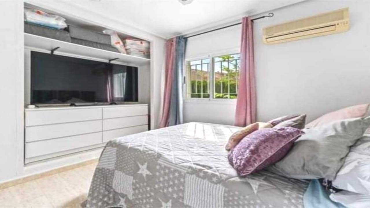 4 soveværelse Villa til salg i Punta Prima med swimmingpool garage - € 329.000 (Ref: 8956478)