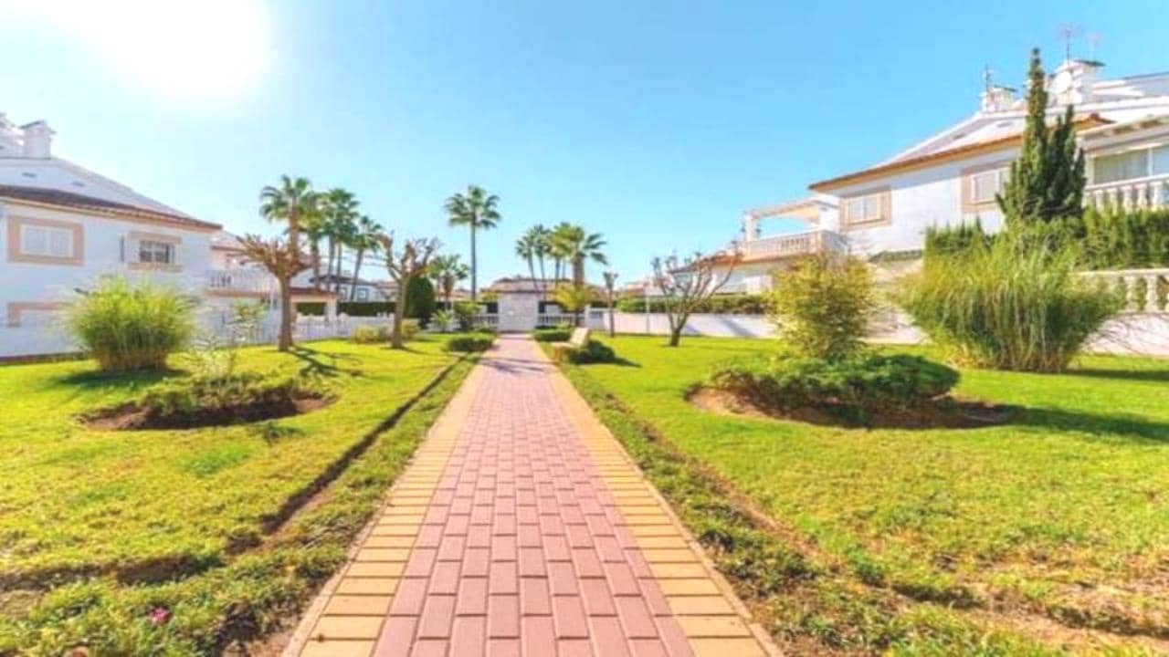 4 soveværelse Villa til salg i Punta Prima med swimmingpool garage - € 329.000 (Ref: 8956478)